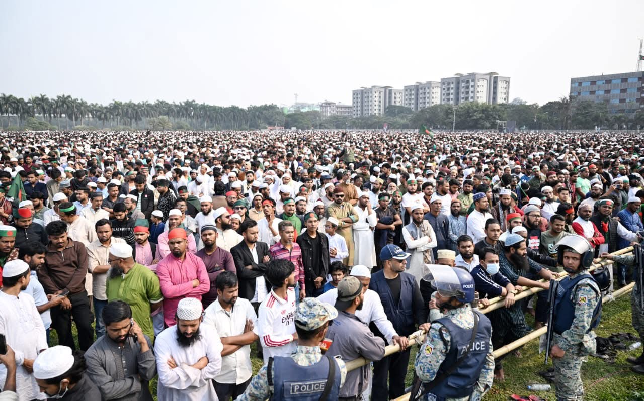 ইনকিলাব মঞ্চের আহ্বায়ক শহীদ শরিফ ওসমান হাদির জানাজায় লাখো মানুষের ঢল