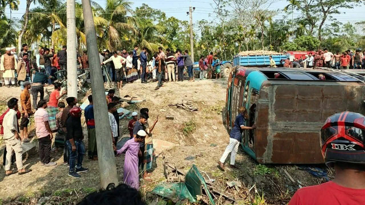 ভোলায় বাস-অটোরিকশা সংঘর্ষ ও মোটরসাইকেল দুর্ঘটনায় প্রাণ গেল ৪ জনের