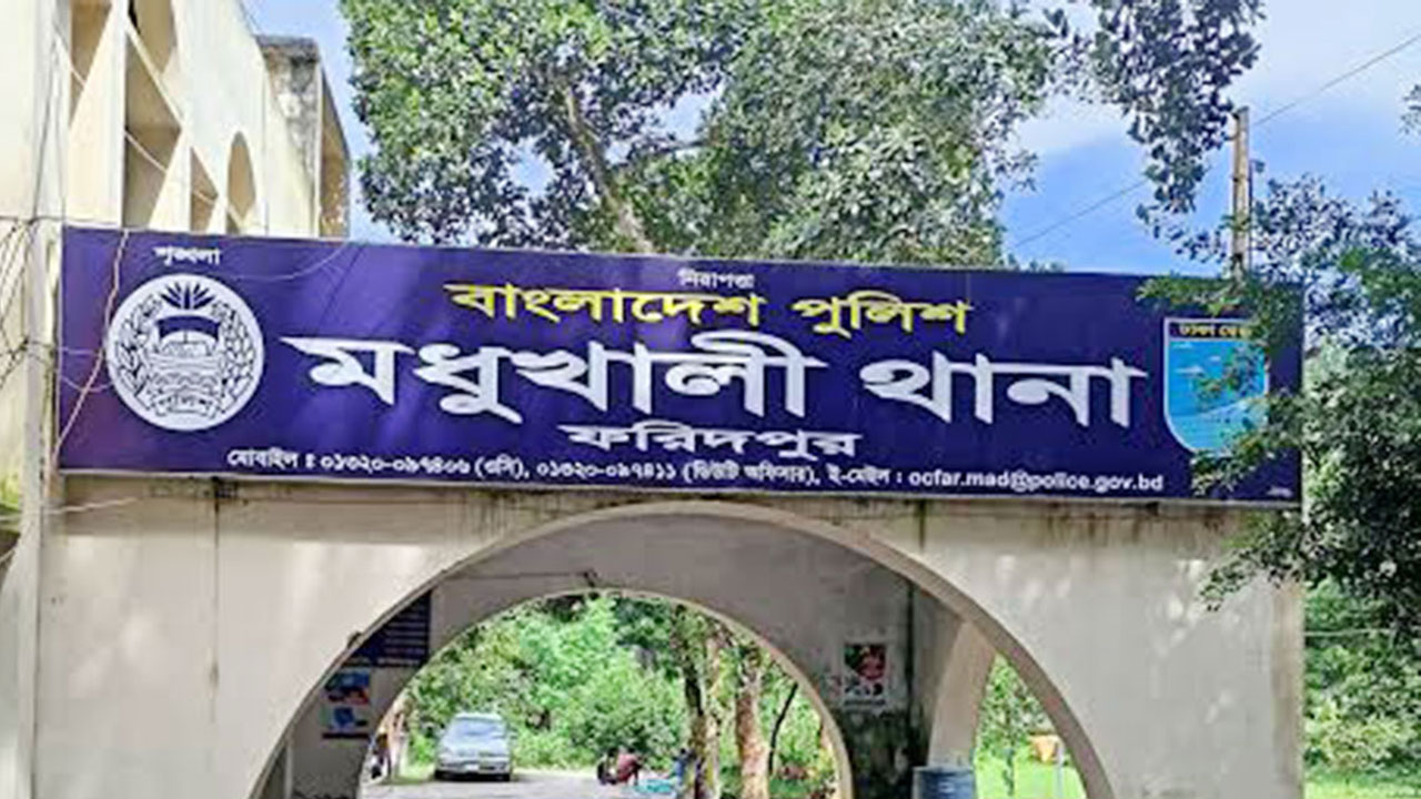 স্বতন্ত্র প্রার্থীর দুই সমর্থককে কুপিয়ে জখম
