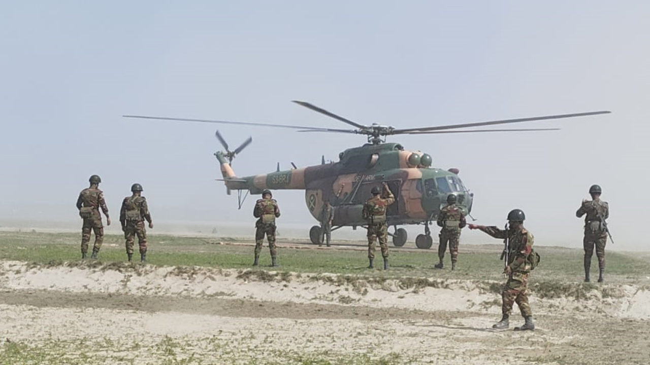 চিলমারীর দুর্গম চরাঞ্চলে সেনাবাহিনীর মহড়া