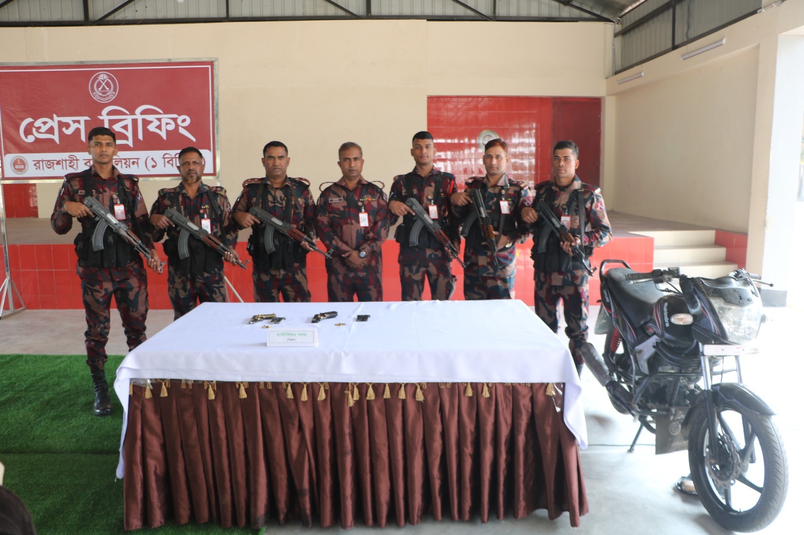 রাজশাহীর সীমান্তে বিজিবির অভিযানে বিদেশি পিস্তল, গুলি ও মাদক উদ্ধার