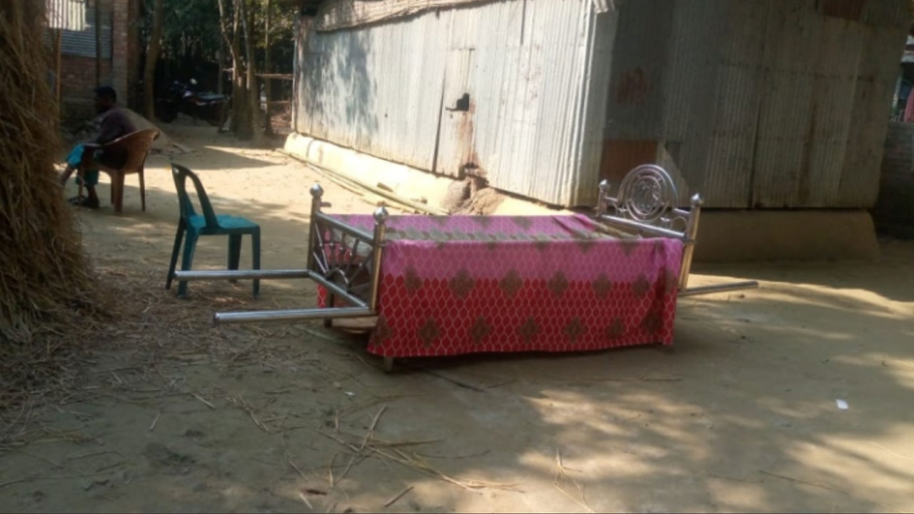 সম্পত্তি ভাগাভাগি শেষে ৩০ ঘণ্টা পর বাবার লাশ দাফন