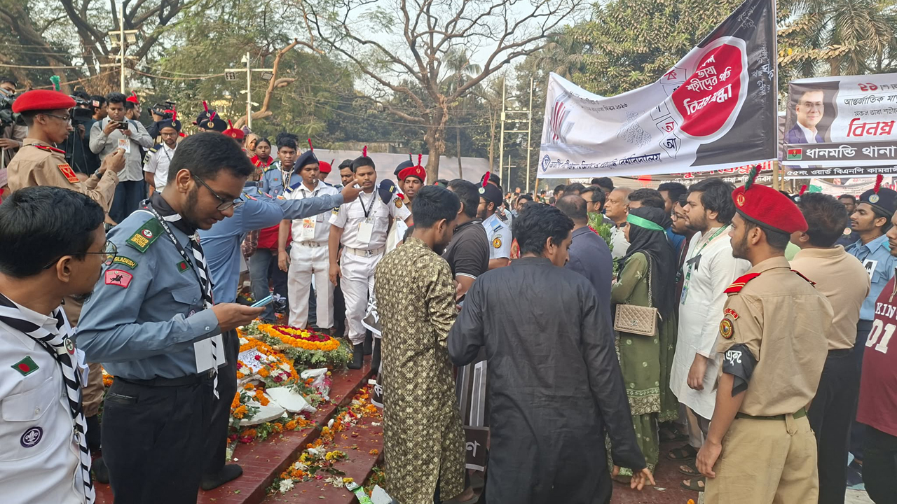 ভাষা শহীদদের প্রতি শ্রদ্ধা জানাতে শহীদ মিনারে মানুষের ঢল