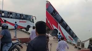 দৌলতদিয়া ঘাটে ফেরিতে ওঠার সময় নদীতে পড়ল যাত্রীবাহী বাস, হতাহতের শঙ্কা