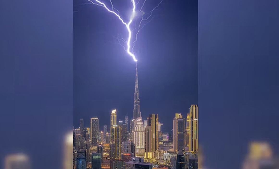 বিশ্বের সর্বোচ্চ ভবন দুবাইয়ের বুর্জ খলিফার উপর ভয়াবহ বজ্রপাত - প্রভাতী নিউজ  - আন্তর্জাতিক