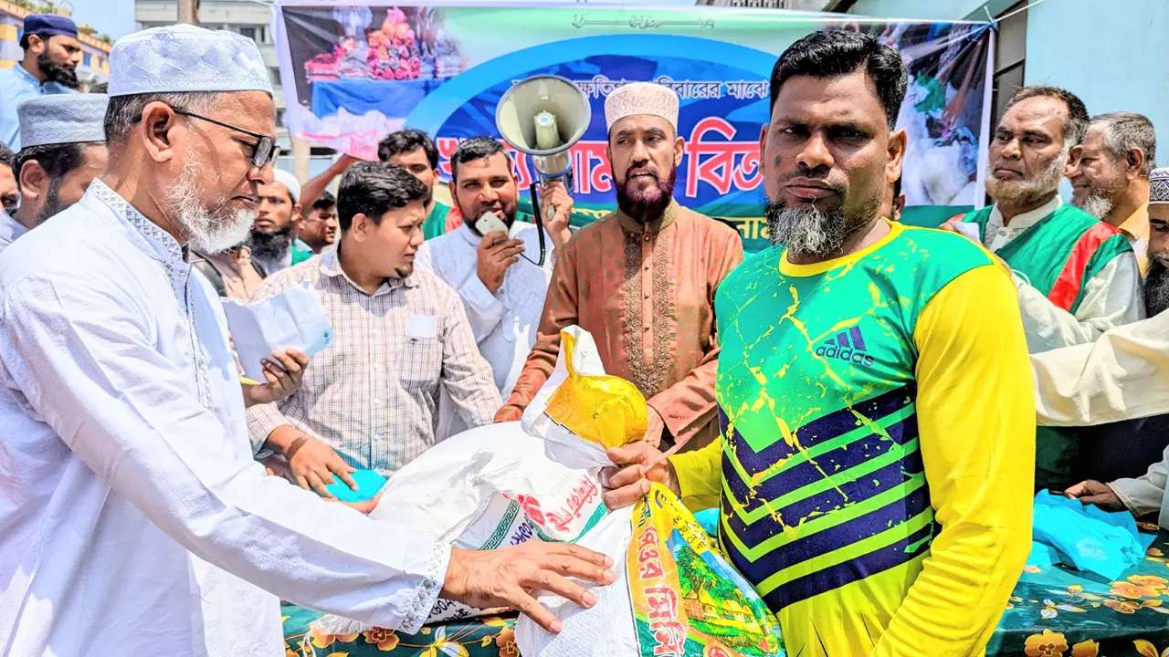 তুরাগে অগ্নিকাণ্ডে ক্ষতিগ্রস্তদের মধ্যে জামায়াতের খাদ্য-বস্ত্র বিতরণ - প্রভাতী নিউজ  - রাজনীতি