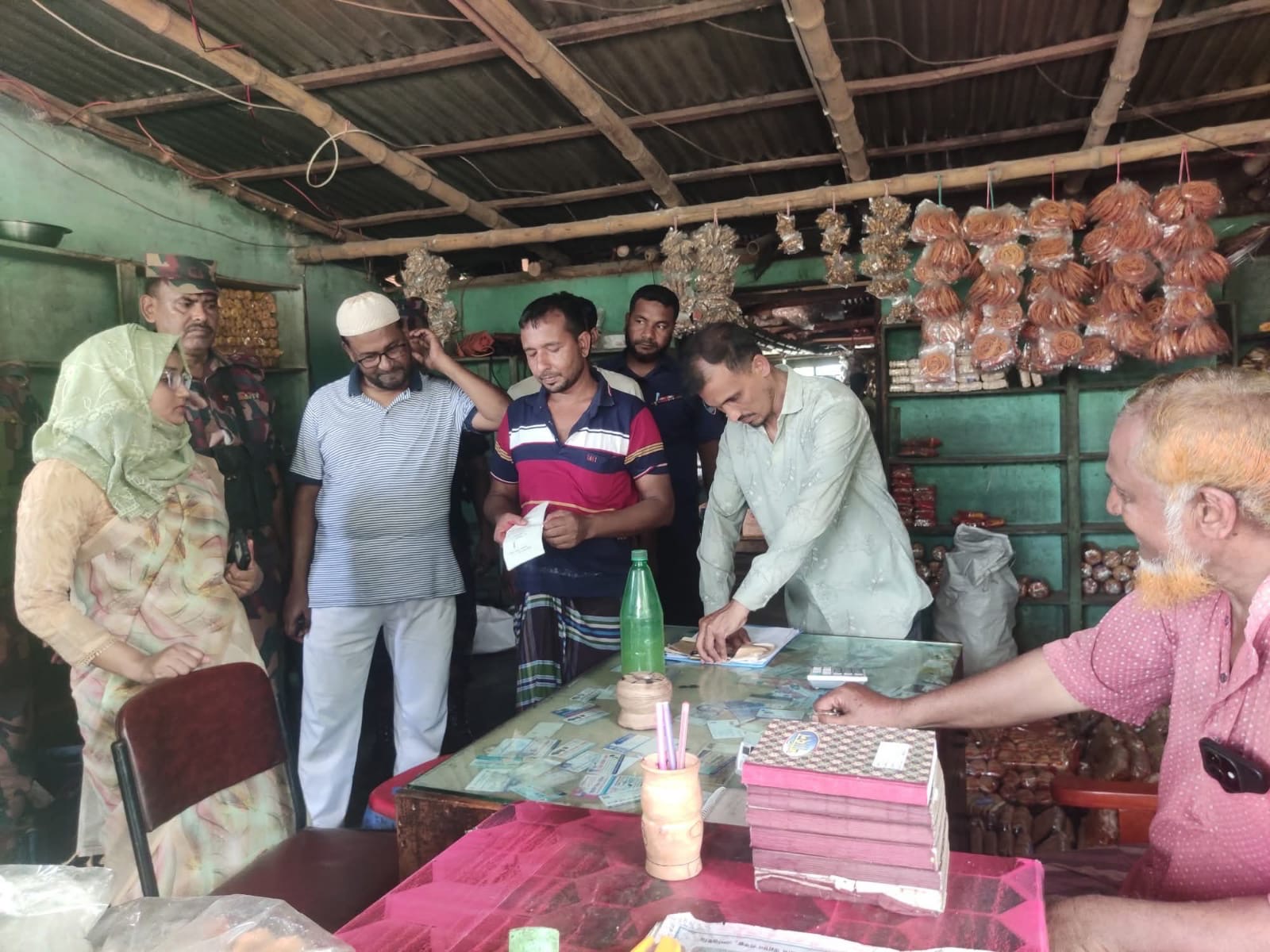 চৌগাছার গাজী বেকারিতে ভ্রাম্যমাণ আদালতের অভিযান, ২০ হাজার টাকা জরিমানা - প্রভাতী নিউজ  - অপরাধ