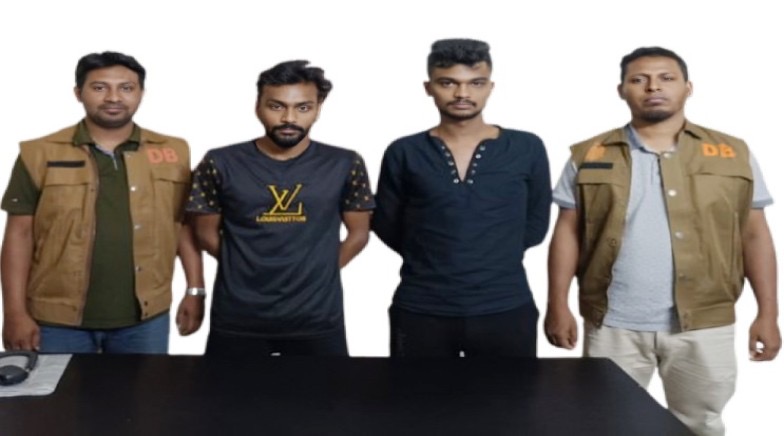 রাজশাহীতে অটোরিকশা ছিনতাই চেষ্টায় ২ জন গ্রেপ্তার, ডিবির অভিযানে উদ্ধার মালামাল - প্রভাতী নিউজ  - অপরাধ