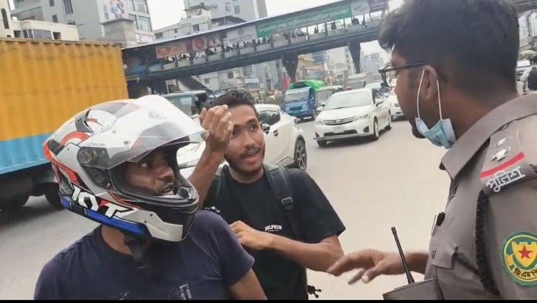 উত্তরা ট্রাফিক বিভাগের সচেতনতা বৃদ্ধি কার্যক্রম