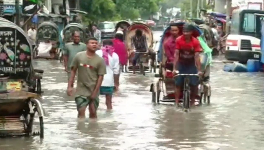 আধা ঘণ্টার বৃষ্টিতেই ডুবল চট্টগ্রাম: জলাবদ্ধতায় নাকাল নগরবাসী