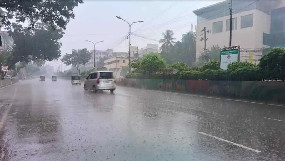 ঢাকায় বজ্রসহ বৃষ্টির পূর্বাভাস: বাড়তে পারে ভ্যাপসা গরমের অস্বস্তি