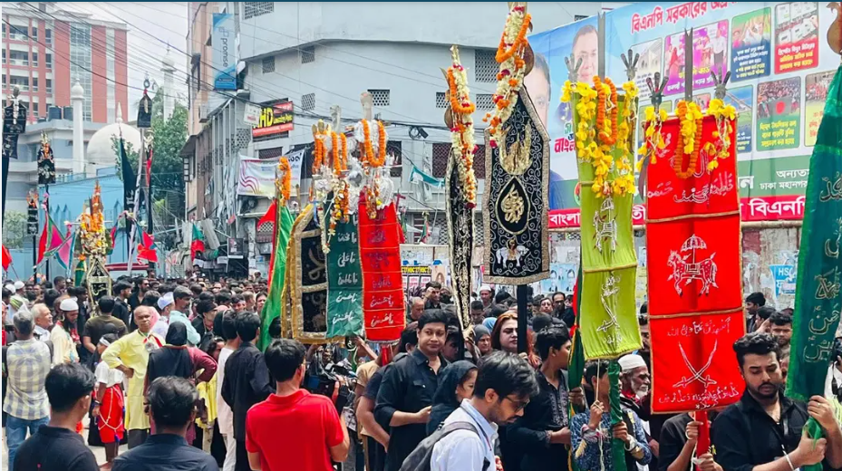 হোসেনি দালান থেকে বের হয়েছে শিয়া সম্প্রদায়ের তাজিয়া মিছিল
