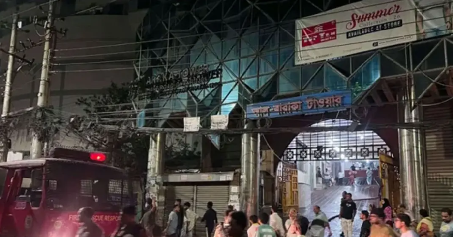 কাঁটাবনে বহুতল ভবনে ভয়াবহ আগুন: ২ সহকারীর করুণ মৃত্যু