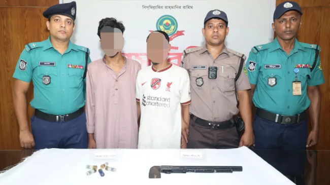 চট্টগ্রামে দেশীয় শটগান ও ৫ রাউন্ড কার্তুজসহ দুই তরুণ গ্রেফতার