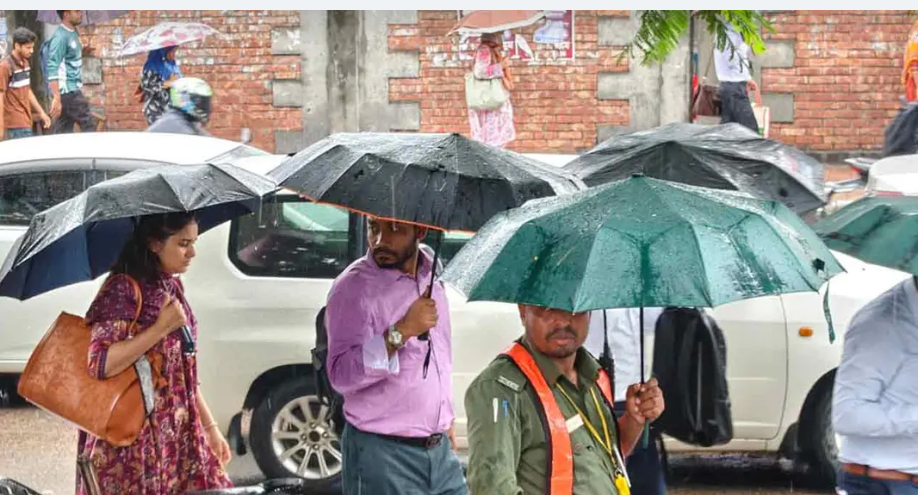উপকূলীয় এলাকায় ঝোড়ো হাওয়ার শঙ্কা: ৪ সমুদ্রবন্দরে ৩ নম্বর সংকেত, ভারী বর্ষণের পূর্বাভাস