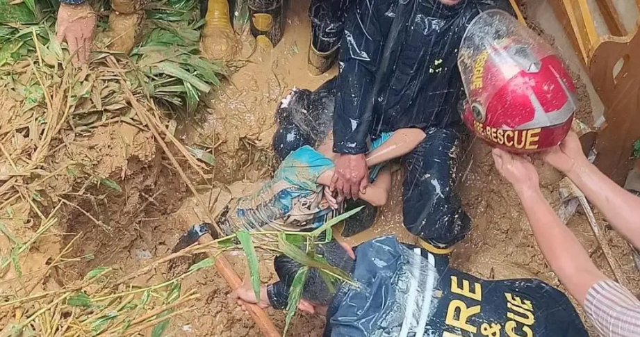 চট্টগ্রামে পাহাড়ধসে ঘরবাড়ি বিধ্বস্ত: মাটিচাপায় ১২ বছরের কিশোরীর মর্মান্তিক মৃত্যু