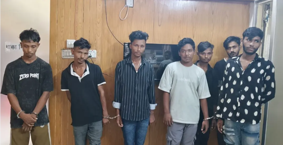 আদাবরে ‘কুত্তা ফারুক’সহ ছিনতাই চক্রের ৭ সদস্য গ্রেপ্তার, দেশীয় অস্ত্র উদ্ধার