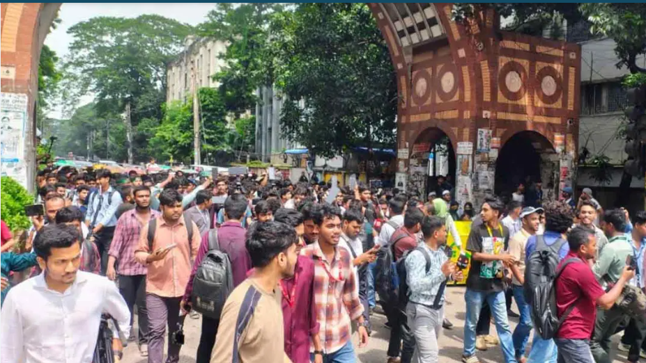 ৩ দফা দাবিতে শিক্ষার্থীদের বিক্ষোভ: পুলিশি বাধা পেরিয়ে ঢাকা শিক্ষা বোর্ডের অভিমুখে মিছিল