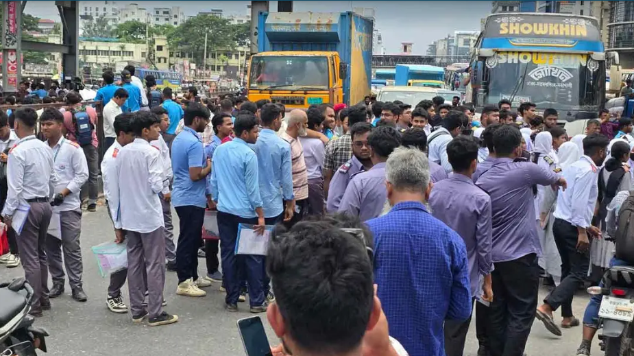 দ্বিতীয় দিনের মতো উত্তরার সড়কে শিক্ষার্থীরা, তীব্র যানজট