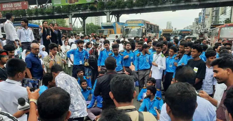 বিমানবন্দর সড়কে যান চলাচল বন্ধ, তীব্র যানজটে চরম ভোগান্তিতে যাত্রীরা
